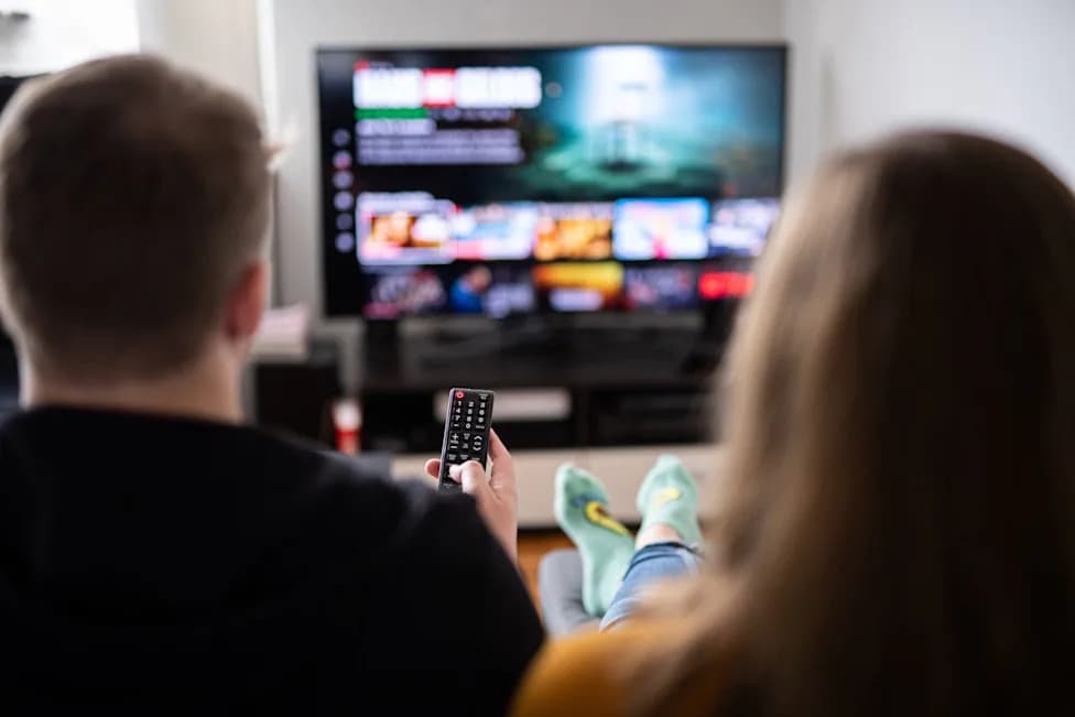 Frequent Midlife TV Viewing Linked to Brain Shrinkage and Early Alzheimer’s Markers