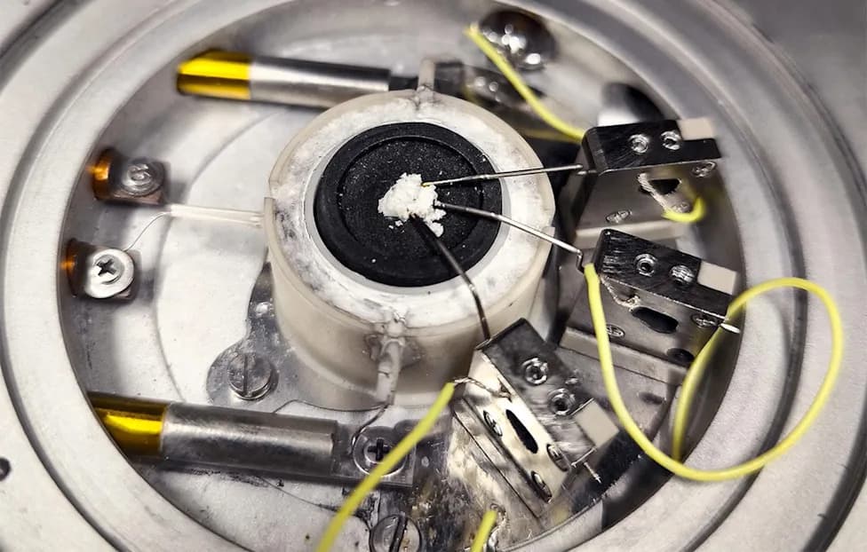 Captured CO2 Converted Into Graphite Using Molten Salts — Live Microscope Reveals Two-Stage Reaction
