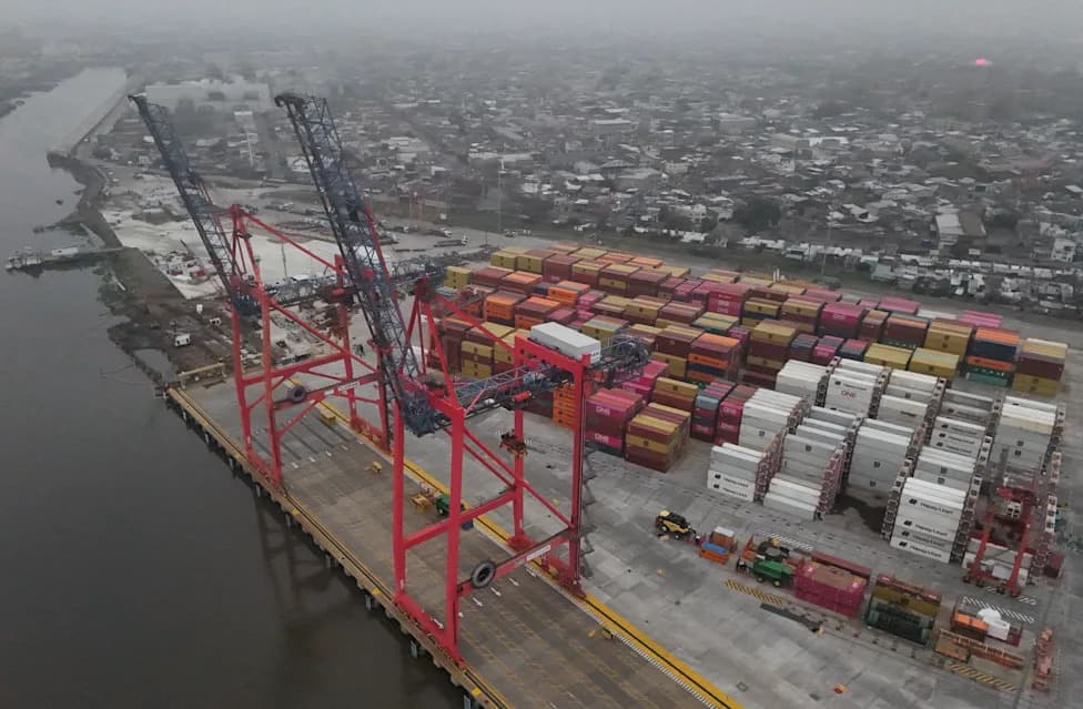 Maritime Pilots' Strike Paralyzes Argentina's Grain Exports After Milei Decree
