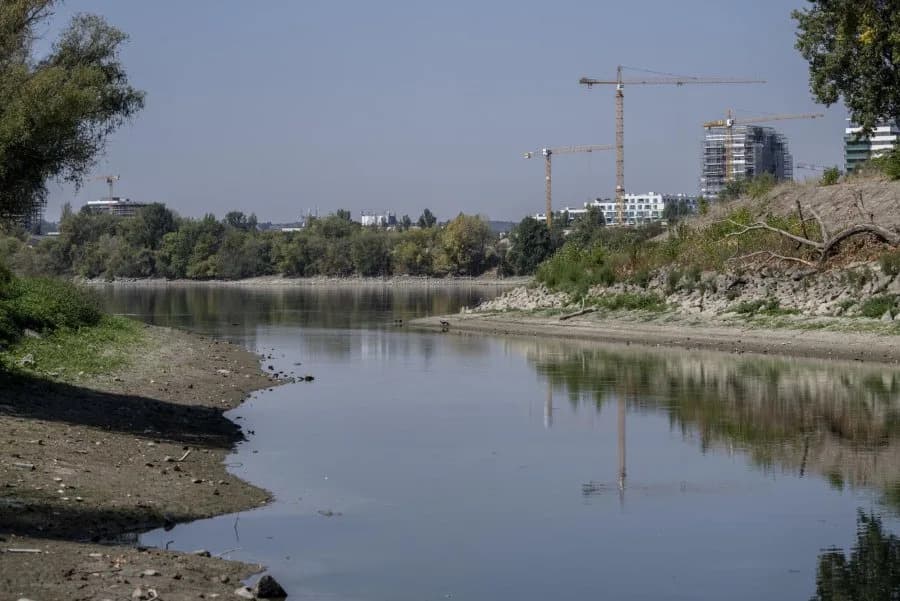Hungary’s Power at Risk as Danube Falls to Record Lows — WWII Ships and Mammoth Bones Emerge