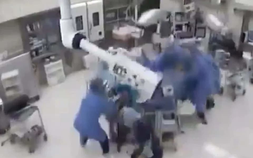 Surgeons Hold Down Patient As 7.1-Magnitude Quake Rattles Kumamoto Operating Theatre