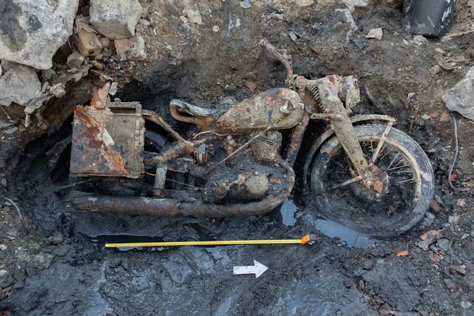 WWII Remains and Anti‑Tank Mines Exposed as Danube Hits Record Low in Budapest