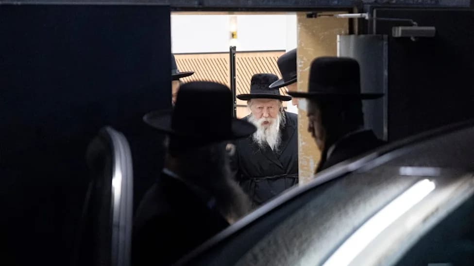Gerrer Rebbe Meets Satmar Donor to Discuss Legal Action Over Haredi Draft, Channel 13 Footage Shows