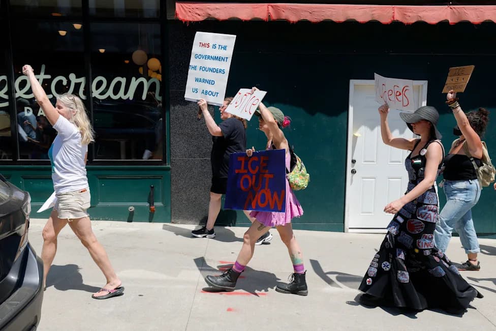Poll: About 8-in-10 Independents Say ICE Used Excessive Force — A Midterms Risk For Republicans