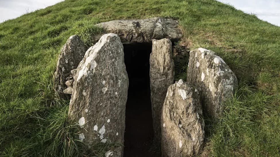 5,000-Year-Old Dolmen Unearthed in Málaga Yields Rich Trove of Artifacts