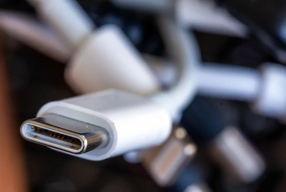 Power Bank Sparks Smoke, Forces Swiss Zurich–Boston Flight To Divert To Dublin