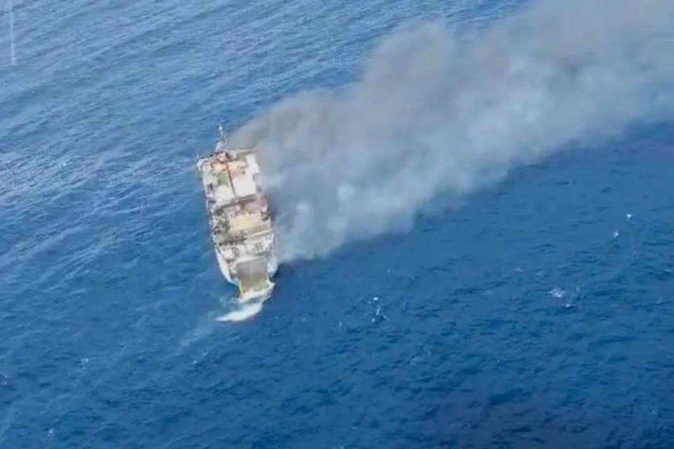 One Dead, 211 Rescued After Ferry Blaze Near Bali as 13‑Foot Waves Hamper Response