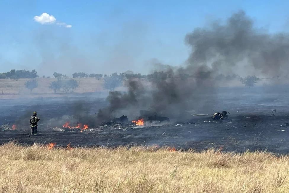 Two Soldiers Killed After AH-64 Apache Crashes Into Texas Field; Nearby Wildfire Triggers Evacuations