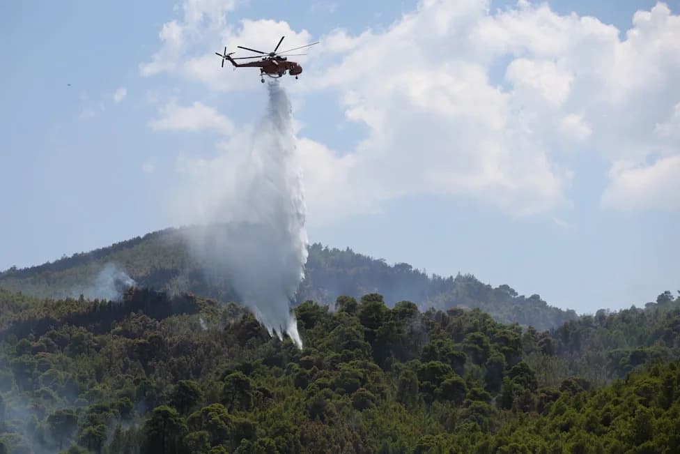 Wildfire Forces Evacuations in Halkidiki Resort Siviri — Tourists Rescued by Sea