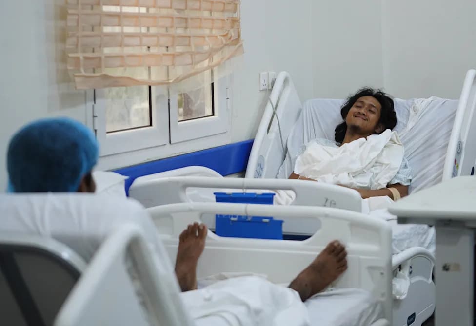 Survivors Describe Chaos After Houthis’ Missile Strikes on Ship in Bab el‑Mandeb