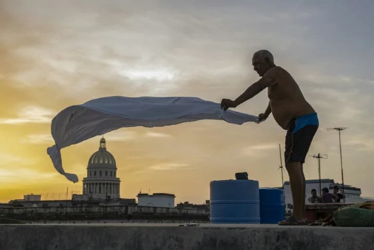 Nightly Exodus to Rooftops: Cubans Sleep Outdoors as Heat and Blackouts Bite