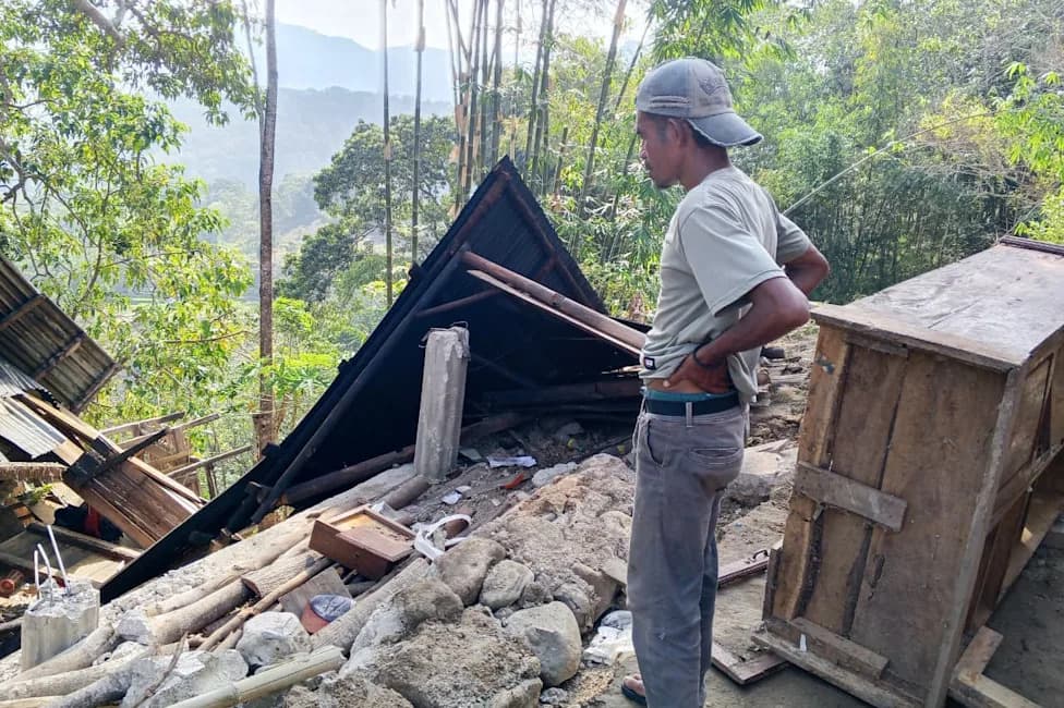 Magnitude 7.7 Quake Off Flores Topples Buildings, Kills At Least Five; Tsunami Warning Briefly Issued