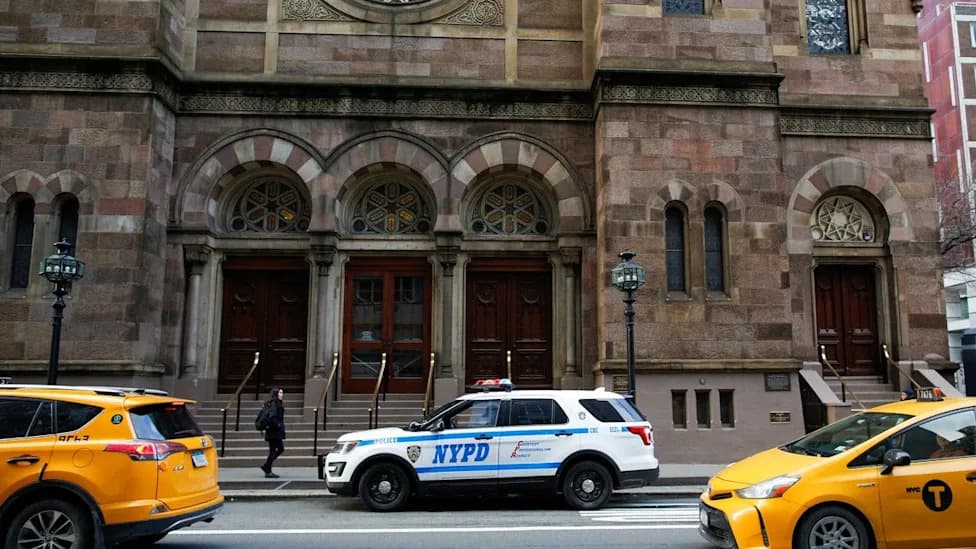 Man Arrested, Charged With Hate Crimes After Disrupting Shabbat Services at Central Synagogue