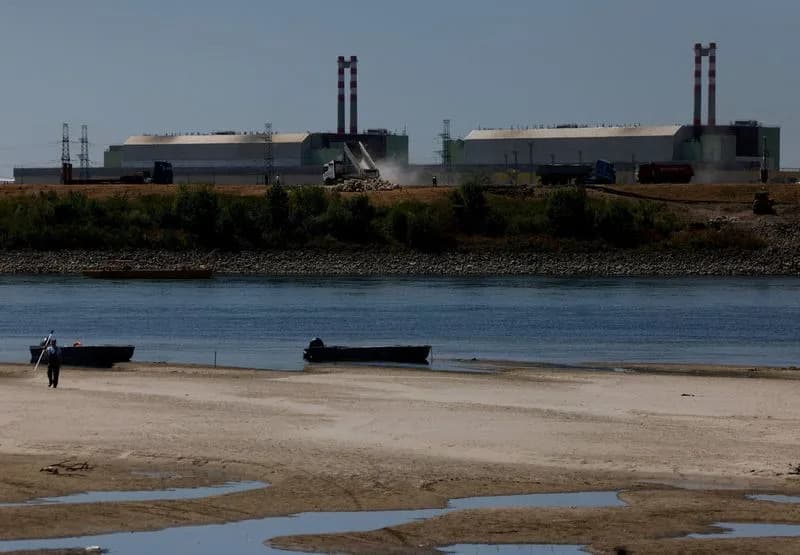 Hungary to Submerge Two Barges Near Paks Plant to Raise Danube Levels and Protect Cooling