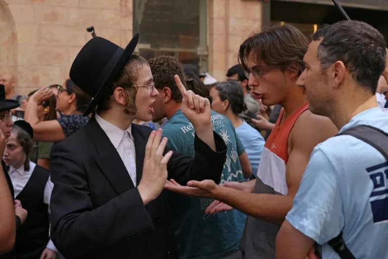 Weekly Standoff at Jerusalem Café Exposes Israel’s Deep Social and Political Fault Lines