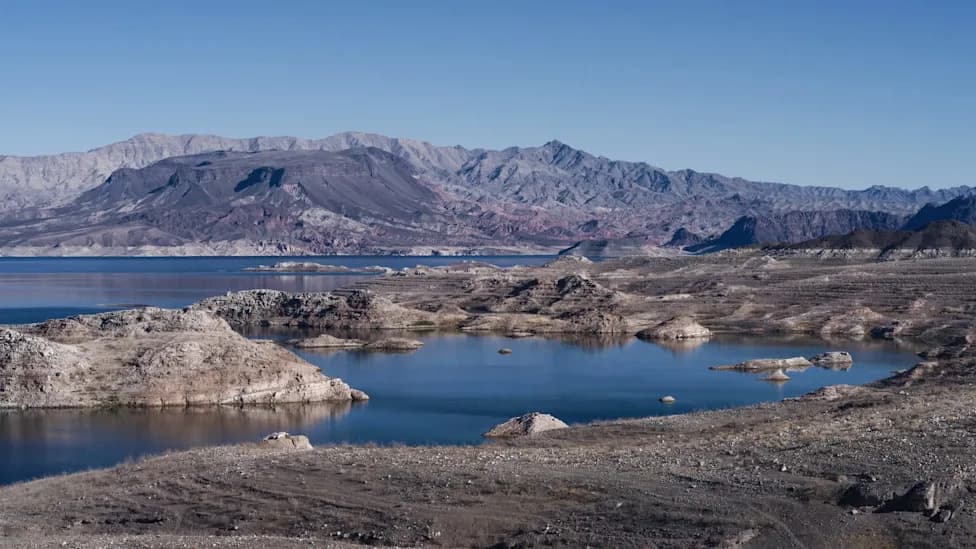 Lake Mead Drops to Record Low — Five-Foot Fall Could Cut Hoover Dam Power by ~70% and Force Major Water Cuts