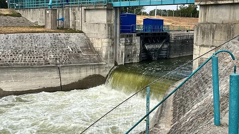 Hungary Diverts Water and Sinks Barges to Protect Paks Nuclear Plant as Danube Falls