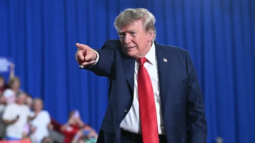 ‘Pod Save America’ Jokes Trump May Have ‘Eaten Through’ An Alleged GLP‑1 After Reported 23‑Pound Gain