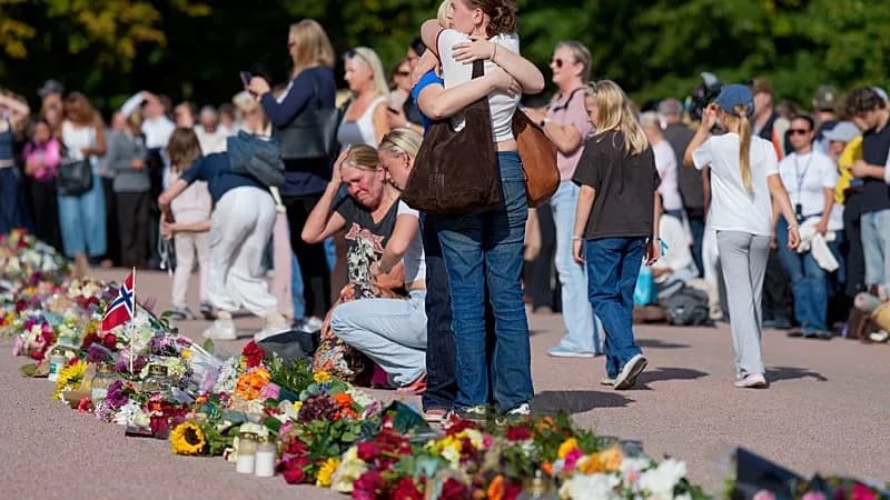 Hundreds Gather at Oslo Palace as King Harald V’s Condition Becomes "Extremely Serious"