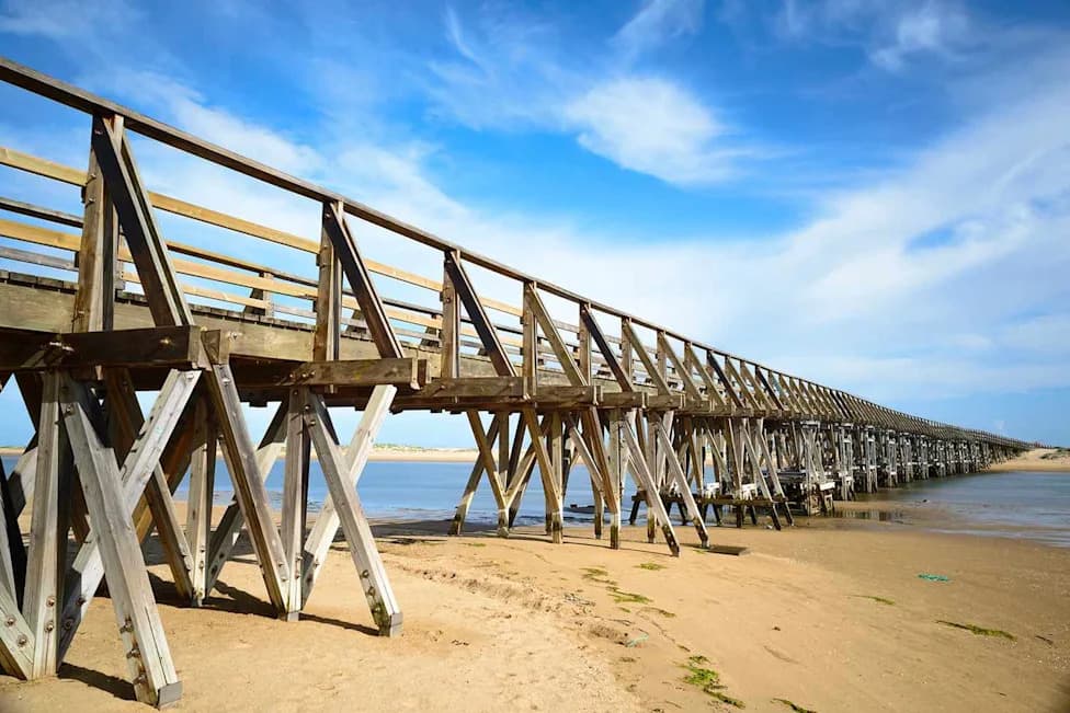 47-Year-Old Tourist Found Fatally Stabbed on Spanish Beach — Partner Arrested at Scene