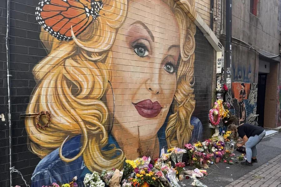 Tennessee Governor Proposes Naming Nashville International Airport After Dolly Parton