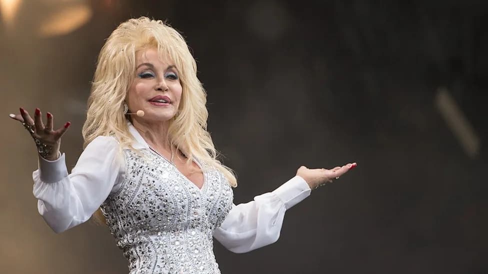 Mississippi Mayor Says Half-Staff Flags For Dolly Parton Could Dilute The Honor — Sparks Public Backlash