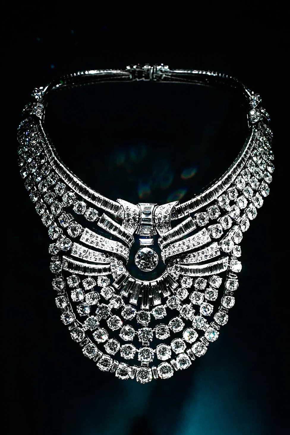 Smash-and-Grab in Vienna: Royal Diamond Necklace Stolen in Broad Daylight