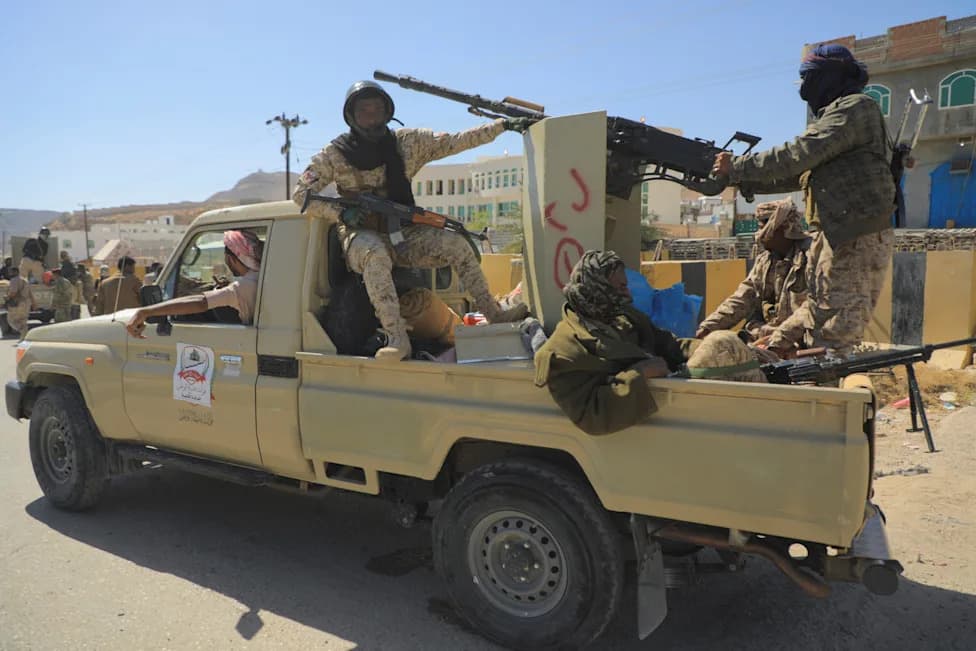 Heavy Houthi Offensive West of Taiz Threatens Al‑Makha Supply Route
