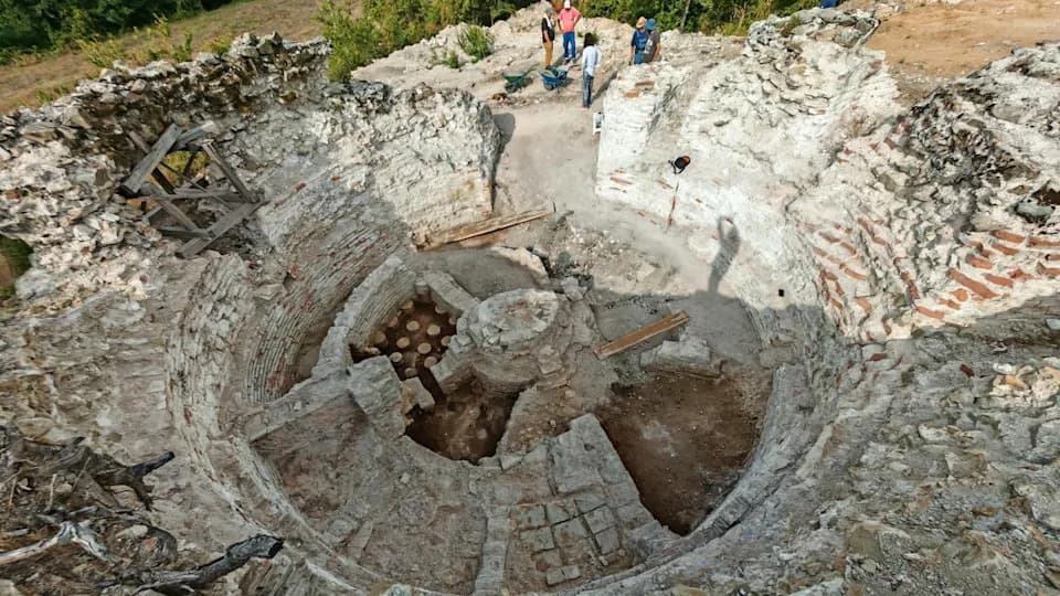 Unprecedented Circular Roman Bath Used by Emperor Maximinus Daza Unearthed at Serbian Palace