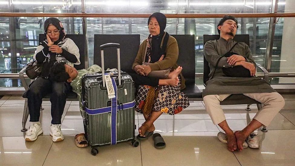 Ash Cloud From Anak Krakatoa Halts 209 Flights at Jakarta Airport, Stranding 22,000+