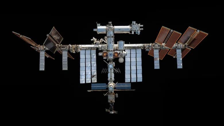 Why the ISS Orbits Earth Every 90 Minutes — What That Means for Crew, Speed and Space Debris