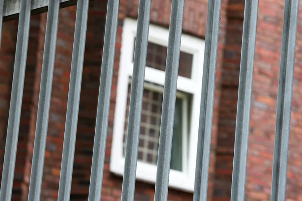 “Spiderman” Escape: 35-Year-Old Serbian Flees Duisburg Jail by Climbing Roof and Jumping Into Tree