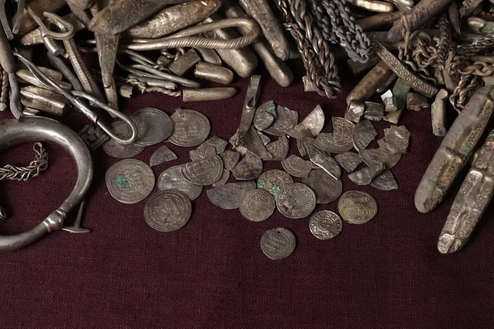 Homeowner Unearths Denmark’s Largest Viking‑Age Silver Hoard — 18.5 kg and Nearly 700 Artifacts