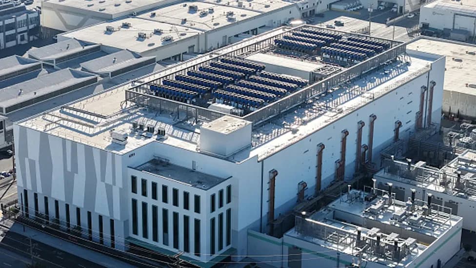 Should Large Facilities Start Reusing Data Center Heat? How Campuses and Enterprises Can Cut Costs and Emissions