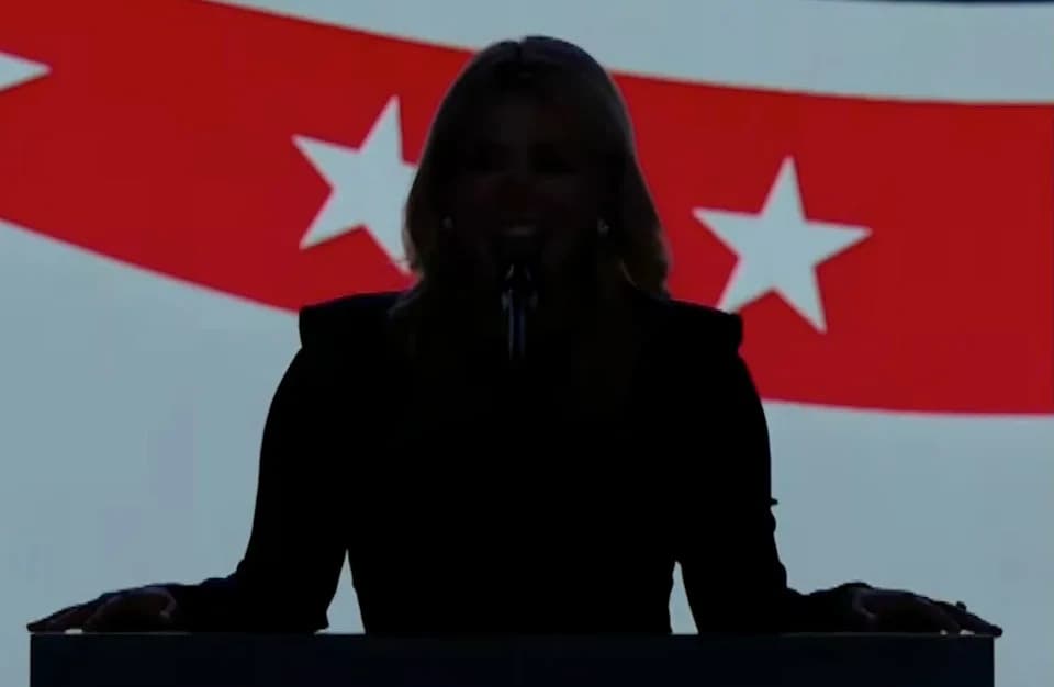 Karoline Leavitt Returns to Podium — Briefly Left in the Dark at GOP Midterm Convention