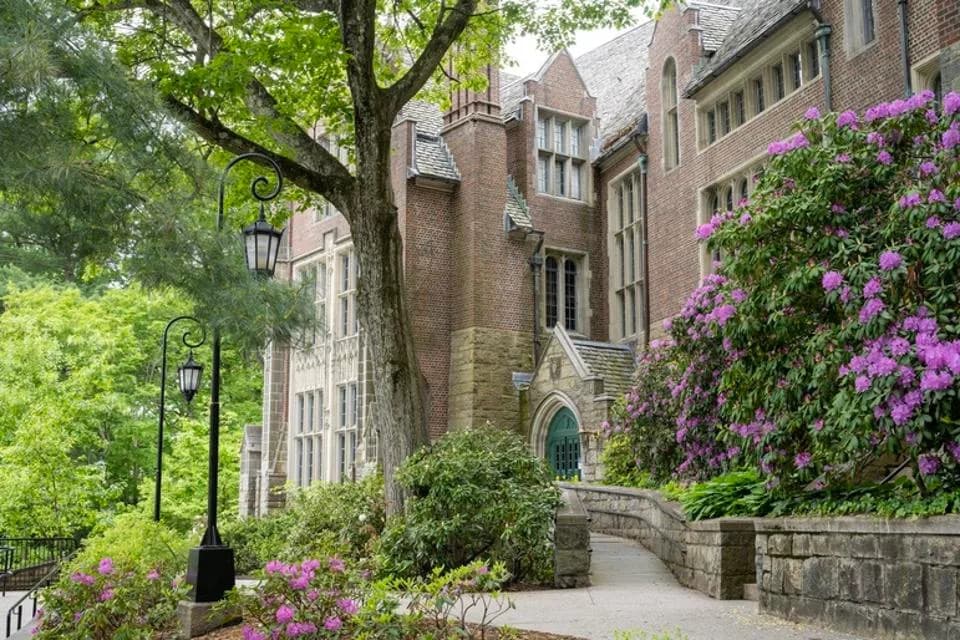 Three Liberal‑Arts Colleges Expand Free‑Tuition Offers — Who Benefits and How