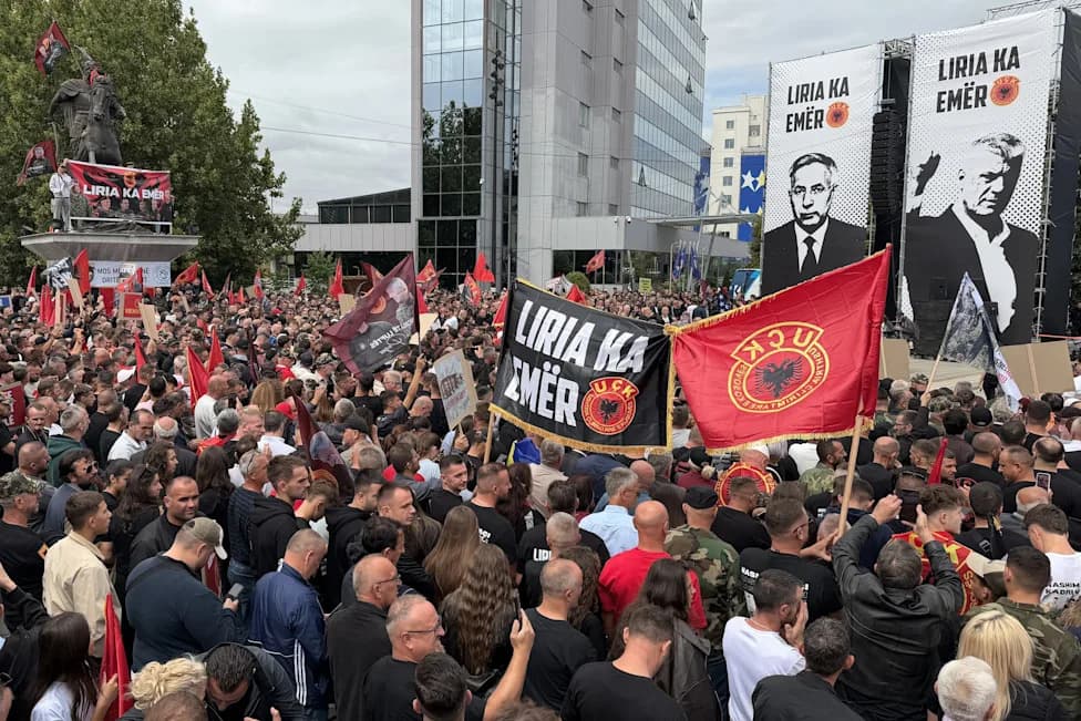 Thousands Rally in Pristina to Back Hashim Thaci Ahead of Hague War-Crimes Verdict