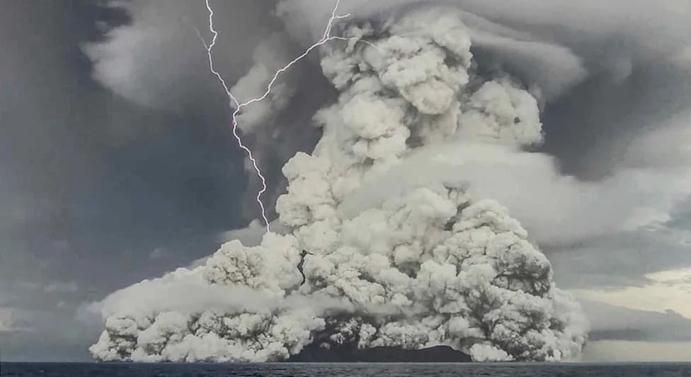 Hunga Tonga Plume Oxidized ~900 ± 220 t/day of Methane — Satellites Reveal Unusual Chlorine-Driven Chemistry