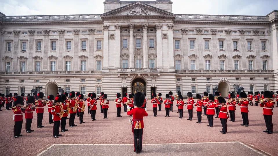 Buckingham Palace May Ditch Real Bearskins As MPs Push For Faux‑Fur Guards' Caps