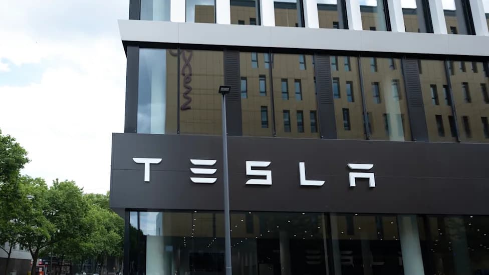 Homeowner Says Tesla Takeover Left SolarCity-Leased System Offline and Support Waiting Times Reached Hours