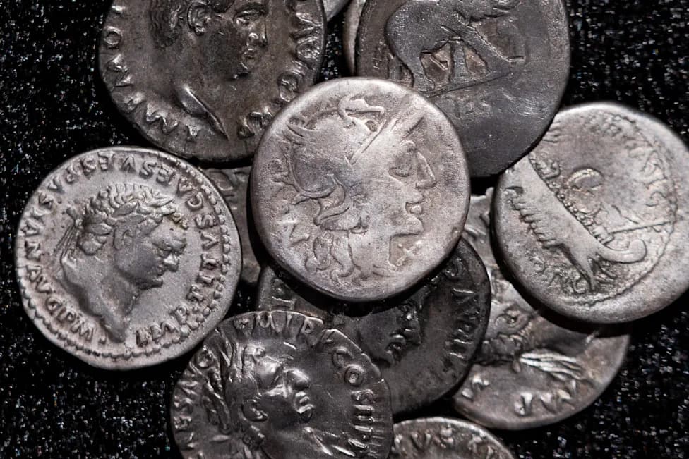 Amateur Detectorist Uncovers Germany’s Largest Hadrian-Era Hoard: 934 Roman Silver Coins