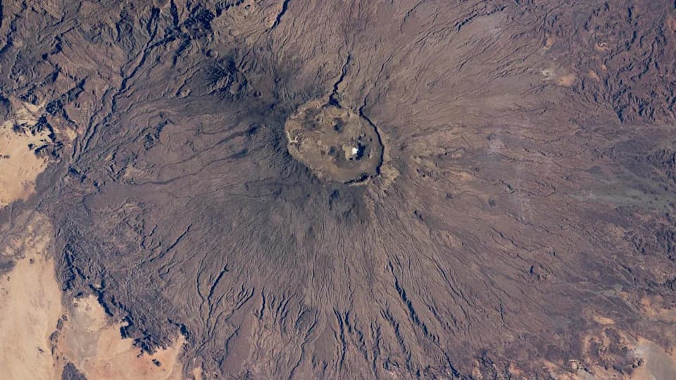 Bright White Salt, Not Snow: Natron Slab Glitters at Sahara’s Highest Peak