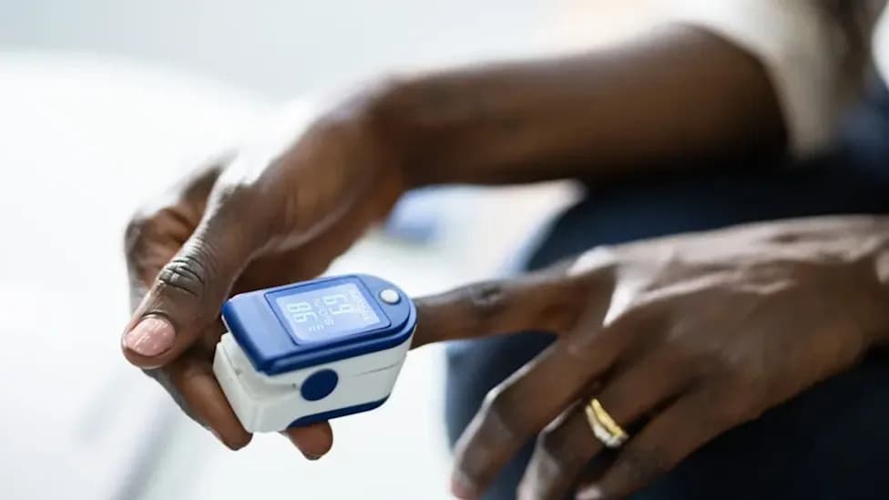 Could Ear-Based Pulse Oximeters Reduce Skin‑Tone Bias in Oxygen Monitoring?