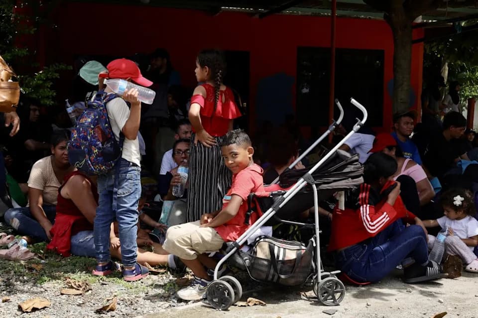Over 600 Migrants Travel North in 'Fe y Esperanza' Caravan as U.S. Tightens Border Controls