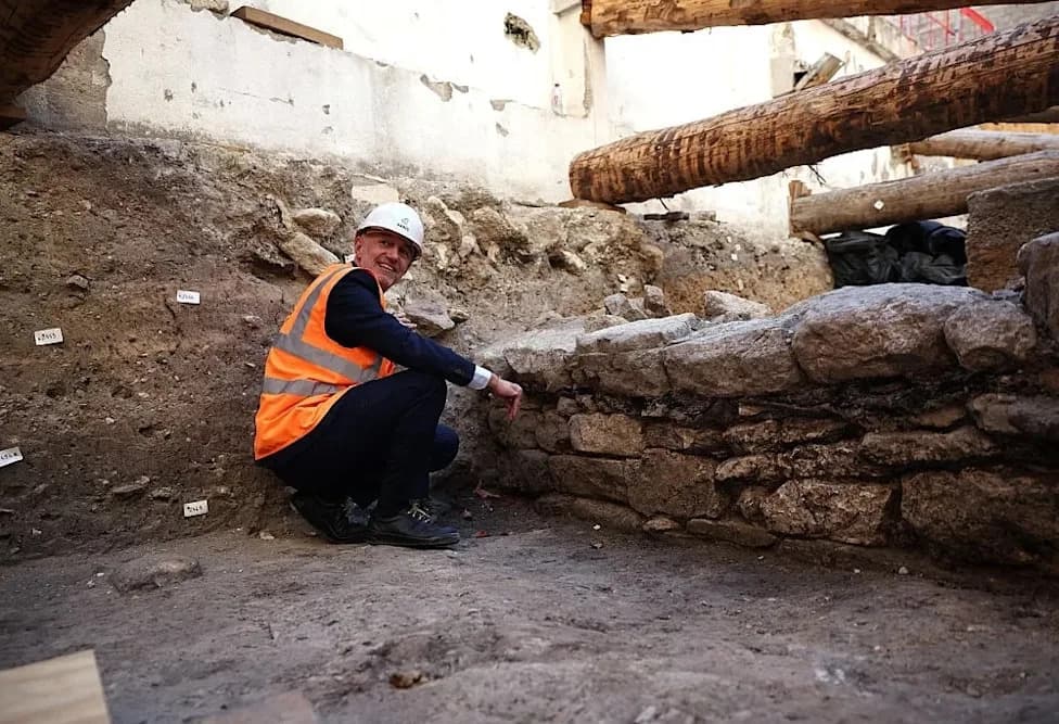 Burned Gallic Wall Unearthed on Île de la Cité Reignites Debate Over Paris’s Origins