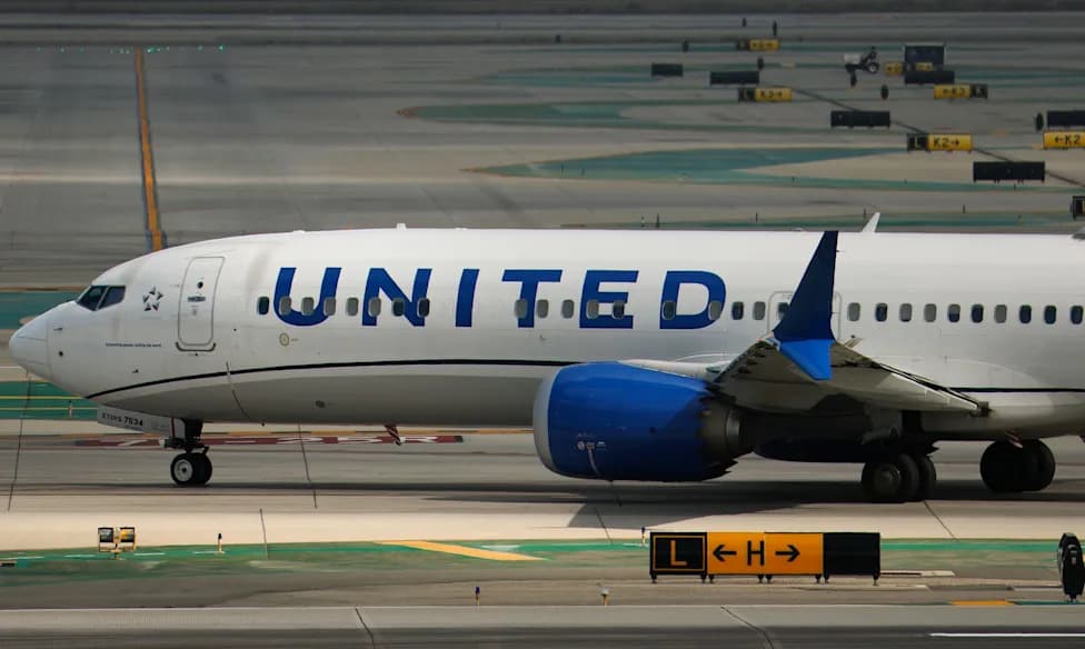 United Investigating After Passenger Says Man Masturbated Beside Her On Flight; Airline Criticized Over Response