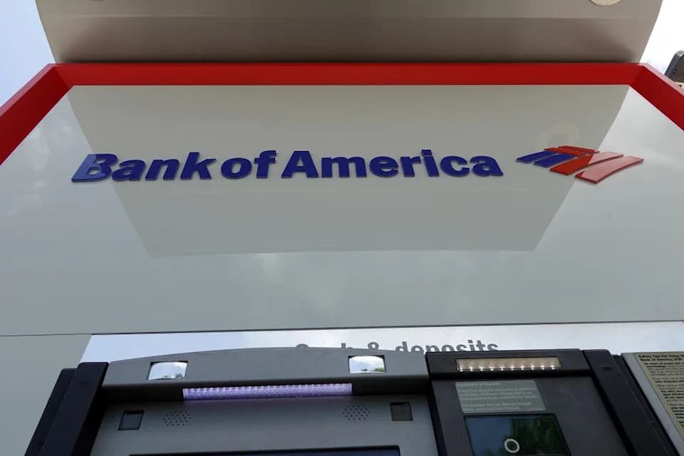 Texas Man Finds $128,514 on Bank of America ATM — Tracks Down Owner and Hands It Over