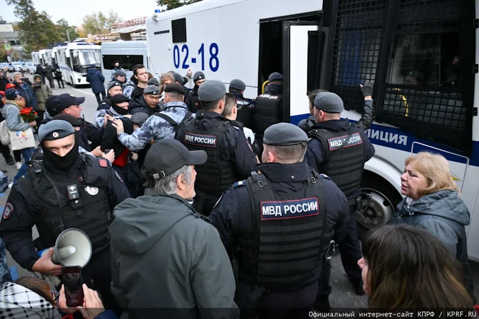 About 60 Detained at Moscow Rally Marking 1993 Crackdown Anniversary, Party Says