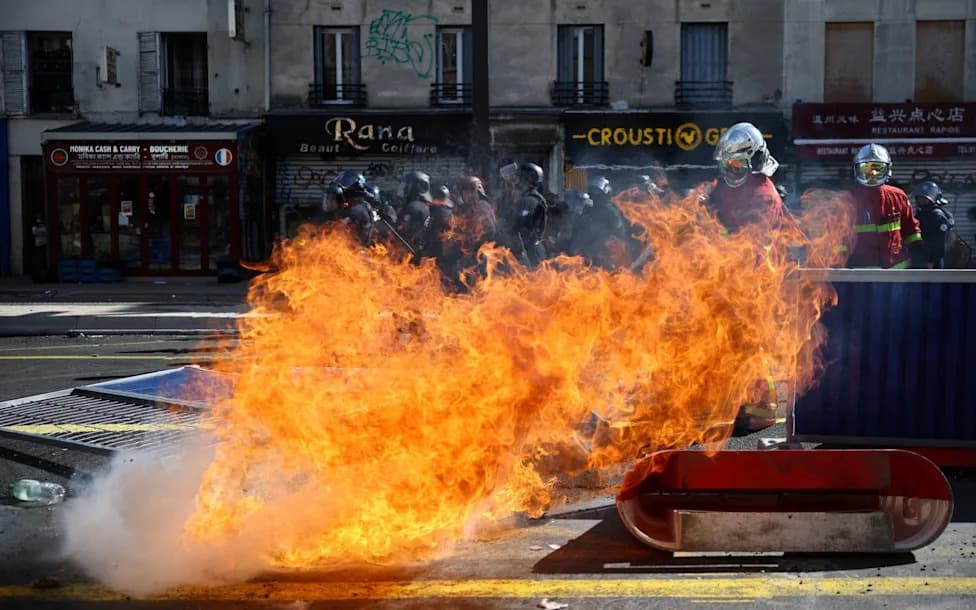 Student Protests in France Spiral Into Nationwide Unrest as Politics Intensify