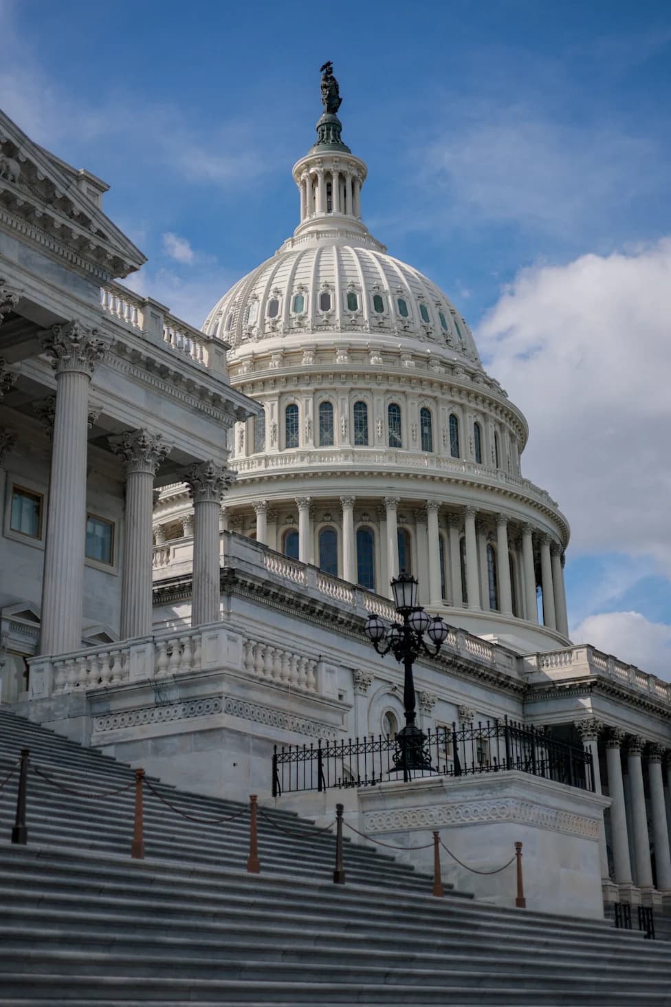2026 Midterms: Offshore Bettors Favor Democrats To Win Both House And Senate — What The Odds Show
